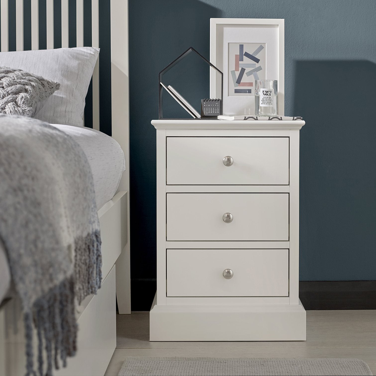 7902-73 3 Drawer Nightstand.jpg