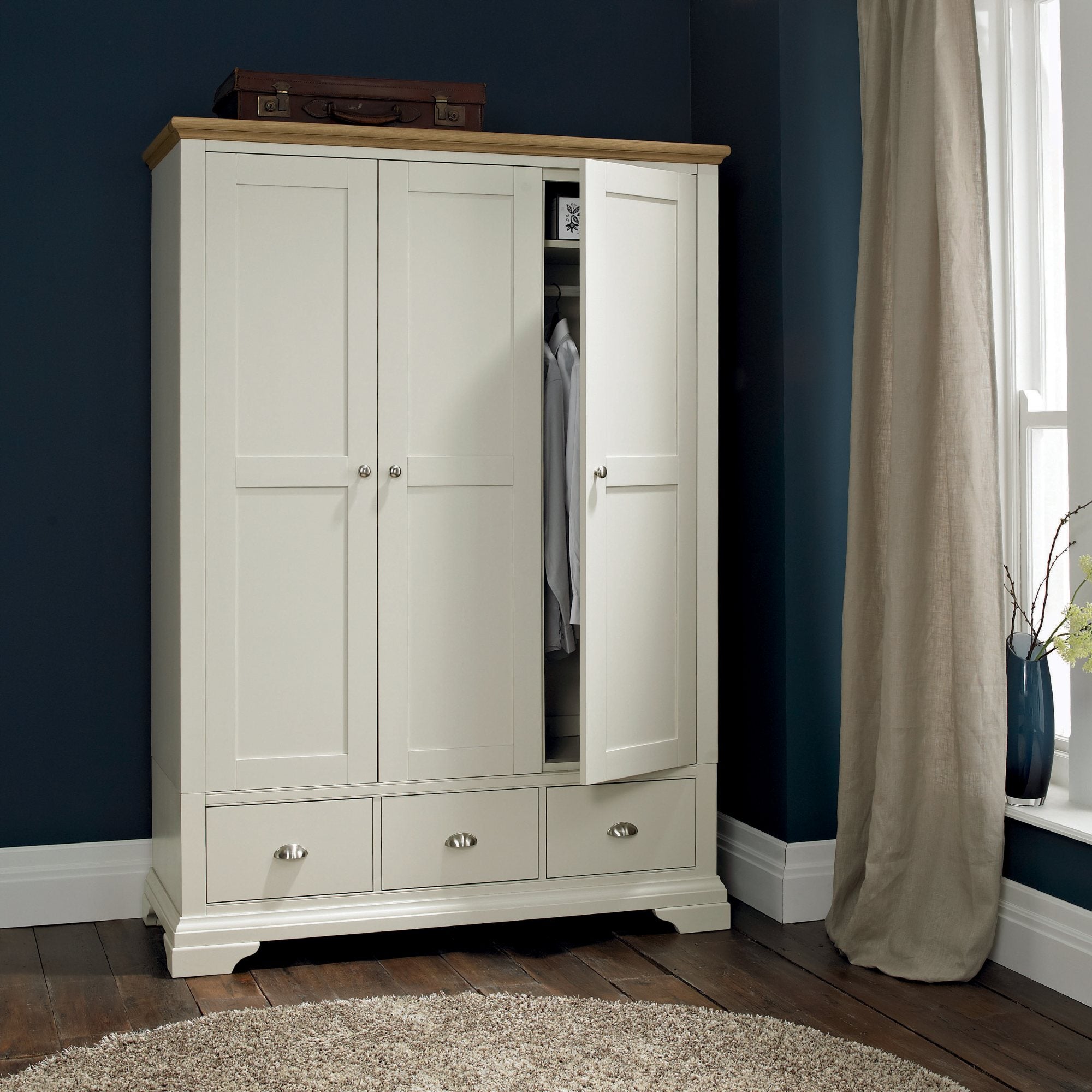 8007-83 Triple Wardrobe_1.jpg