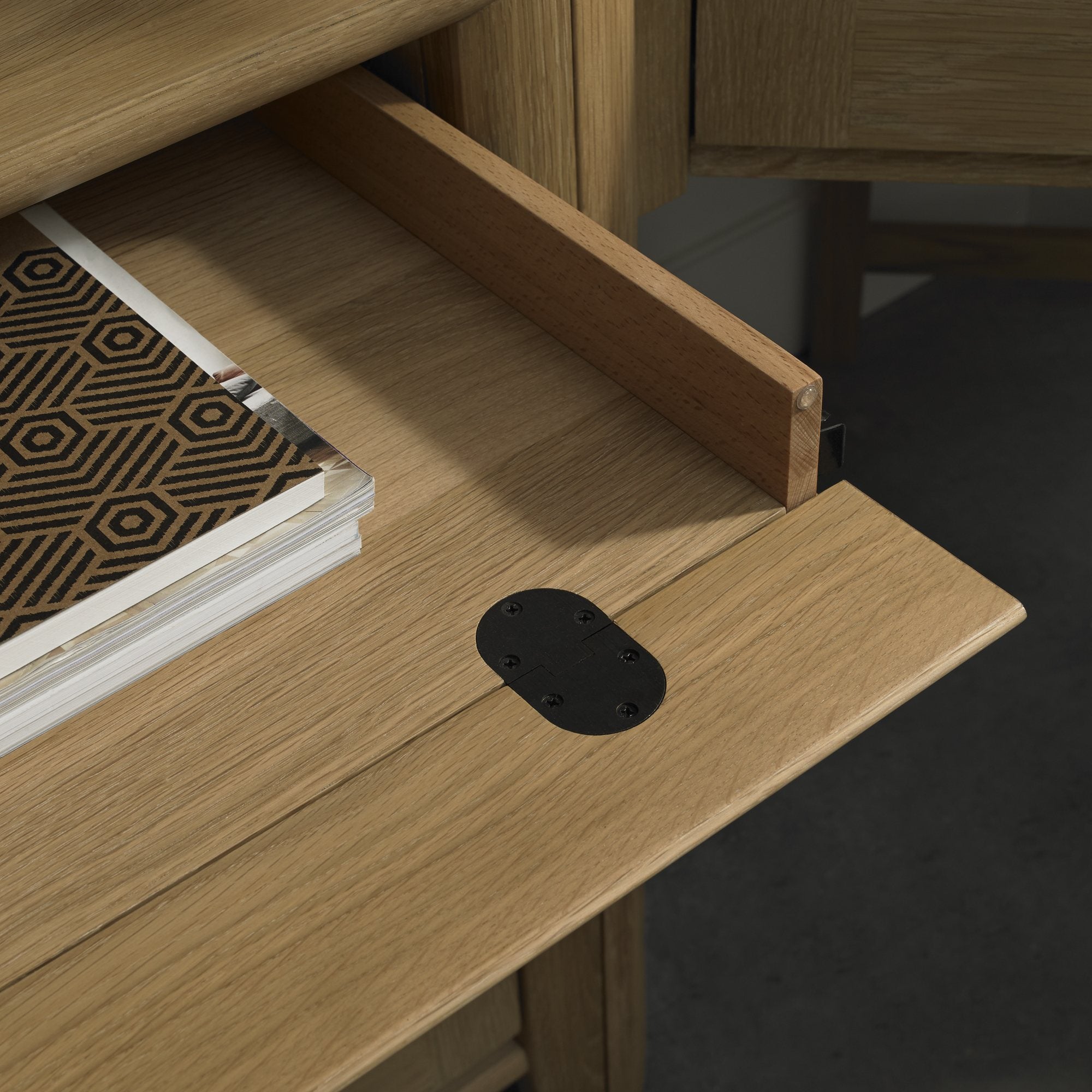 8101-29 Desk_4.jpg